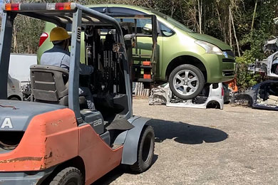 解体車をリフトで運ぶ