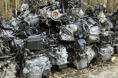解体車から外されたエンジン
